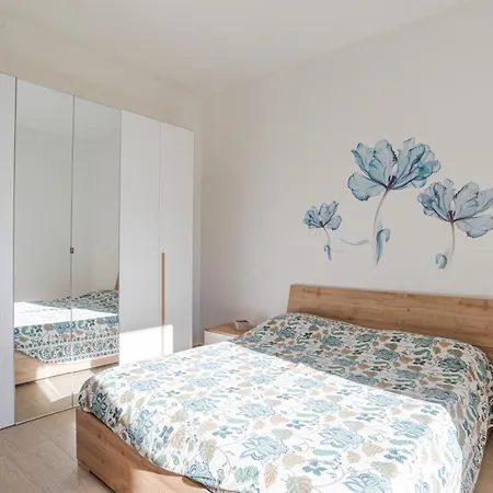 Cosy With 2 Balconies In ليرنا